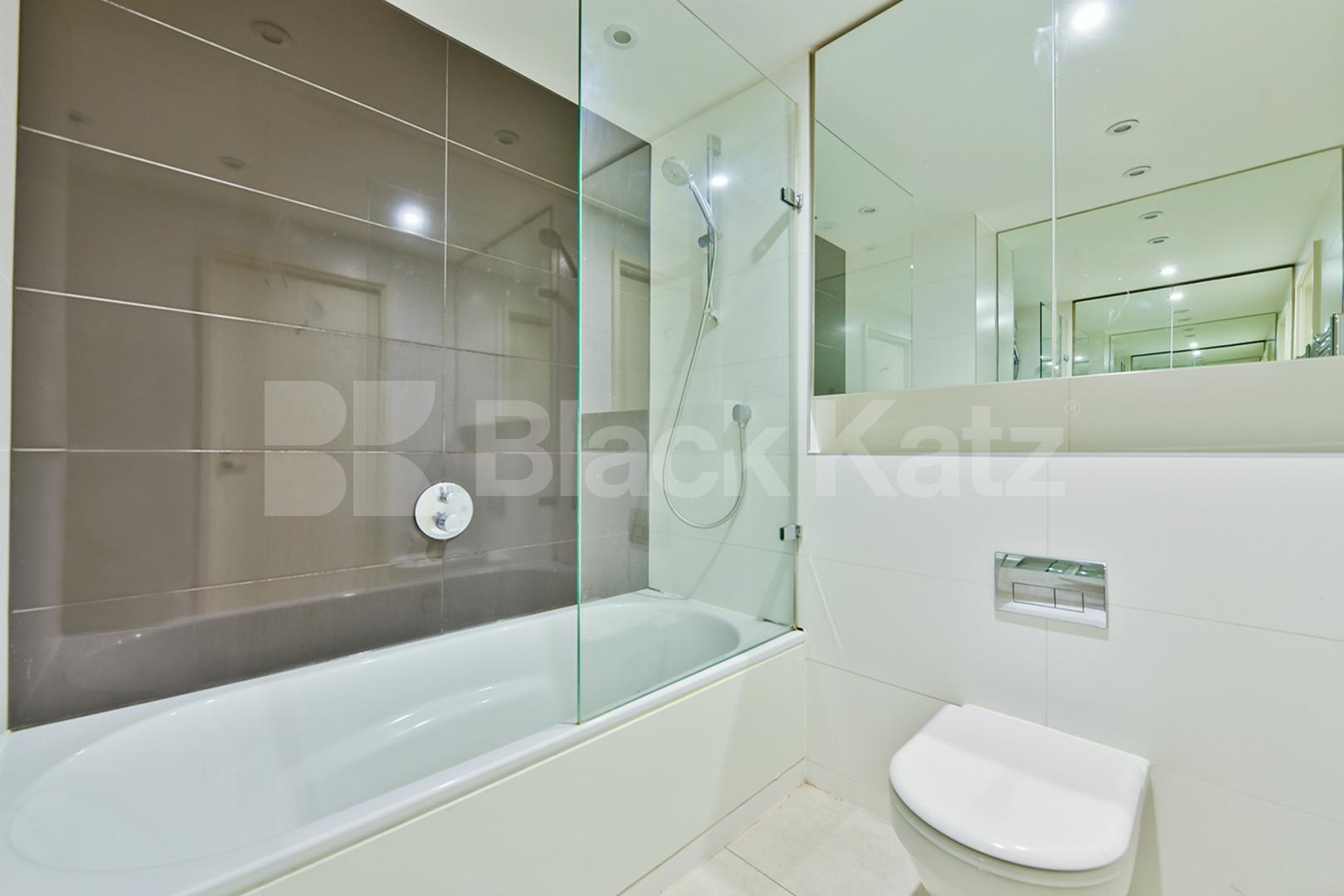 37th floor with stunning views of the cityscape & 24 Hr. Concierge Strata, Walworth Road, Elephant and Castle